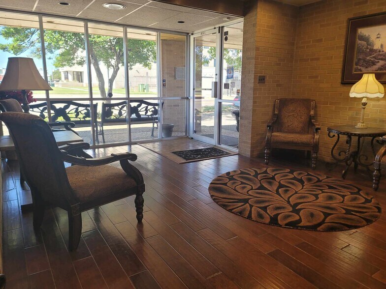 More Photos Of 104 E Eufaula St, Norman Office For Sale