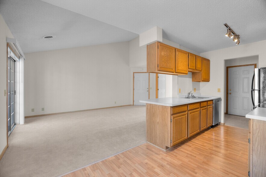 More Photos Of 8254 Windsong Dr, Eden Prairie Apartments For Sale