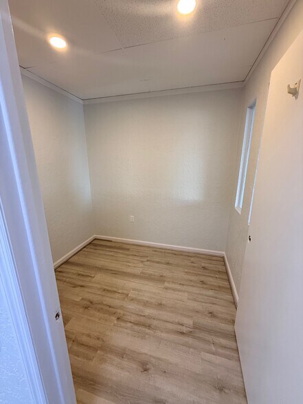 More Photos Of 325 W Venice Ave, Venice Storefront Retail Office For Lease