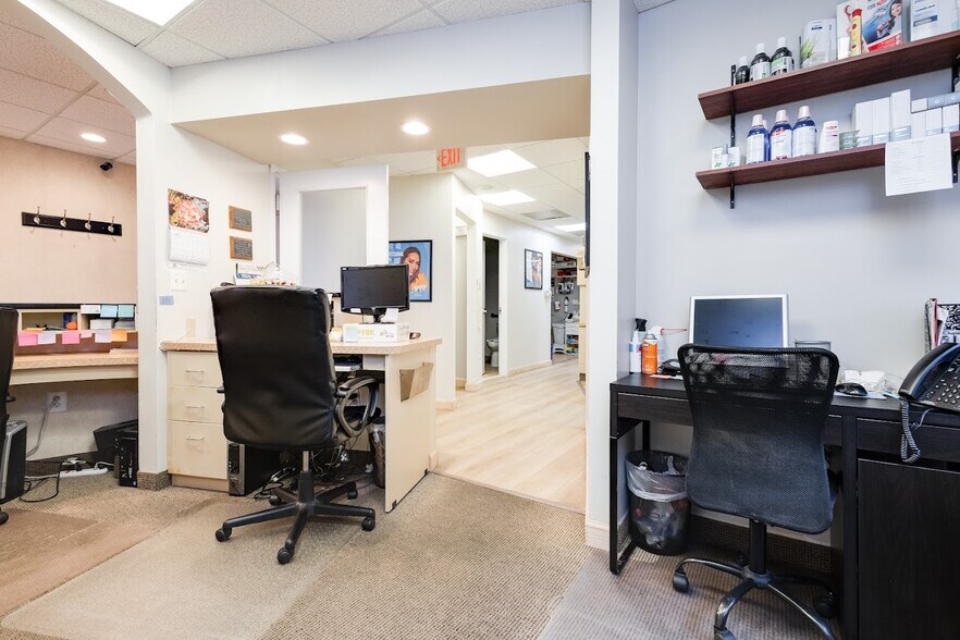 More Photos Of 4400 MacArthur Blvd NW, Washington Office For Sale