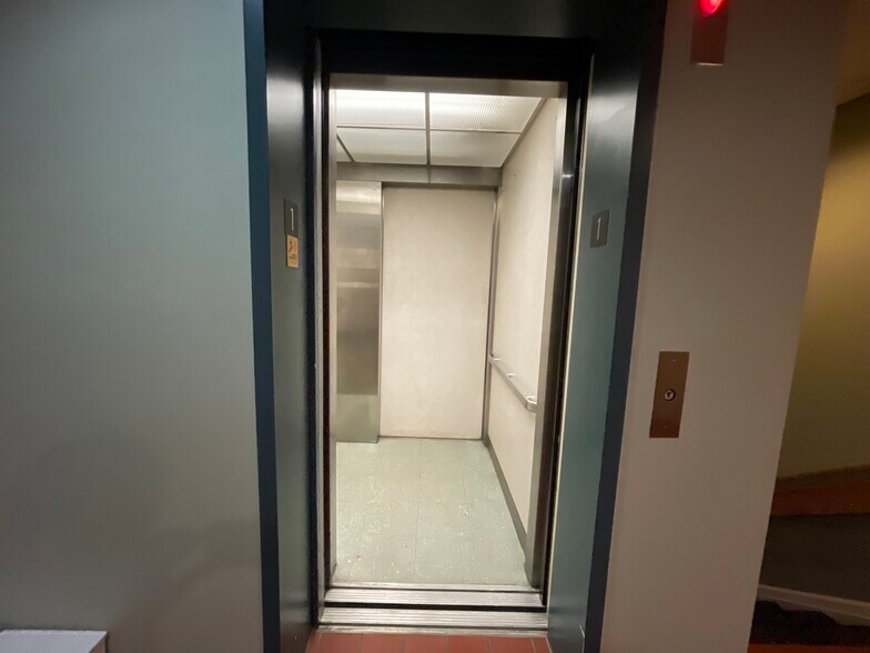 More Photos Of 71 Todt Hill Rd, Staten Island Medical For Lease