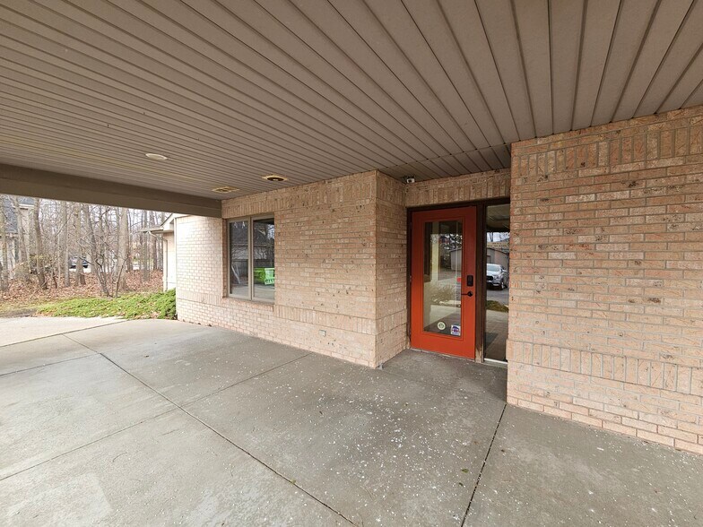 More Photos Of 3165 Cabaret Trl S, Saginaw Office For Sale