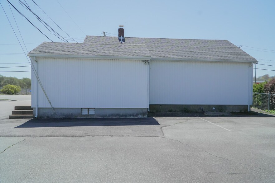 More Photos Of 124 E Main Rd, Middletown General Retail For Lease