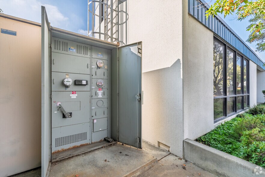 More Photos Of 1711 E Bayshore Rd, Redwood City Research And Development For Lease