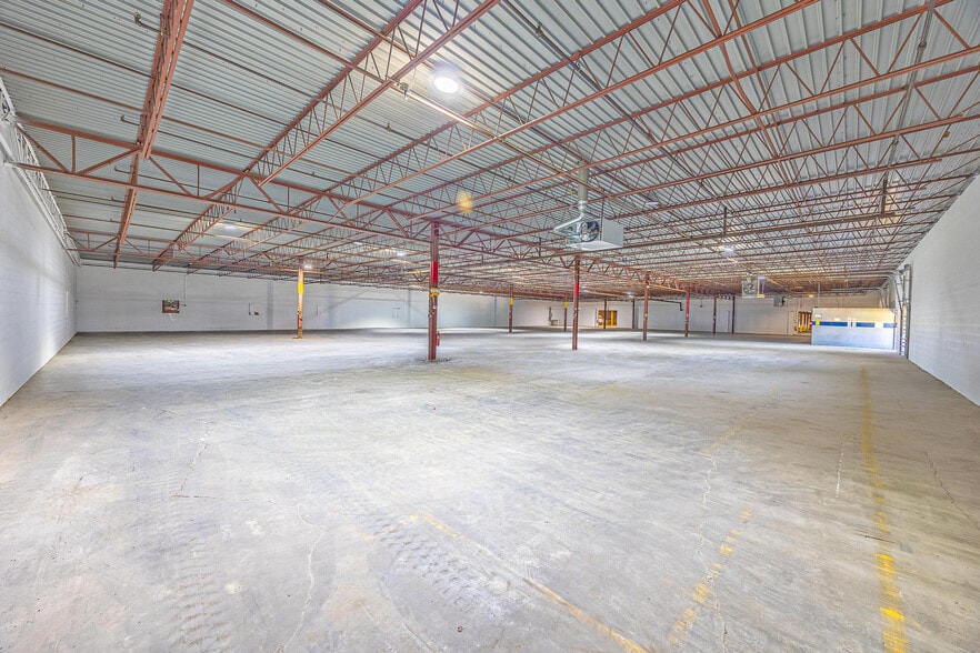 More Photos Of 213 W 1st St, Huntingburg Warehouse For Lease