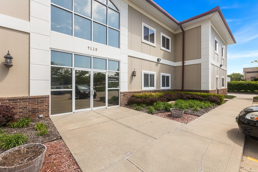 More Photos Of 4120 NE Port Dr, Lee's Summit Office For Sale