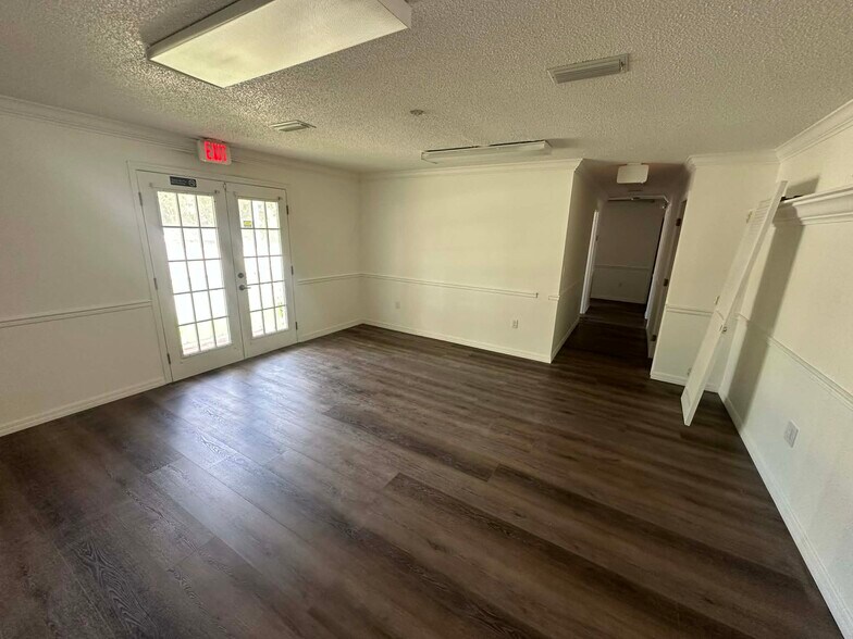 More Photos Of 2840 Proctor Rd, Sarasota Unknown For Lease