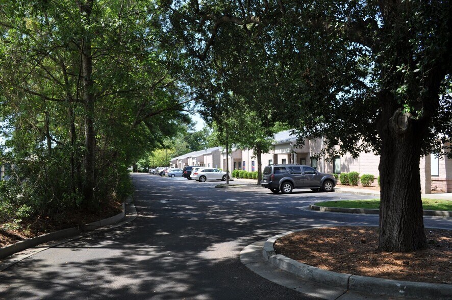 More Photos Of 612 Johnnie Dodds Blvd, Mount Pleasant Showroom For Lease