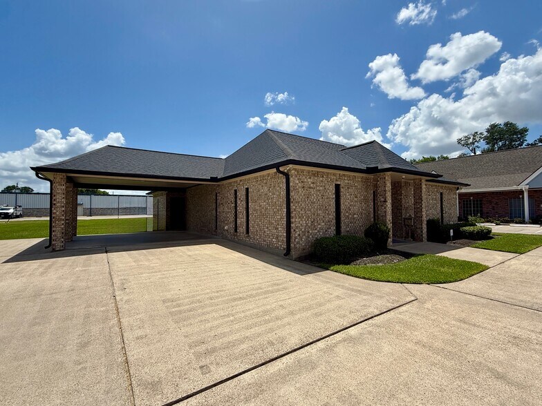 More Photos Of 412 W Pasadena Blvd, Deer Park Office For Lease