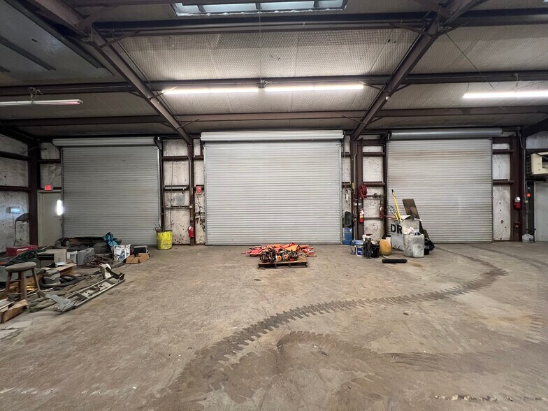 More Photos Of 3226 N Main St, Cleburne Warehouse For Lease