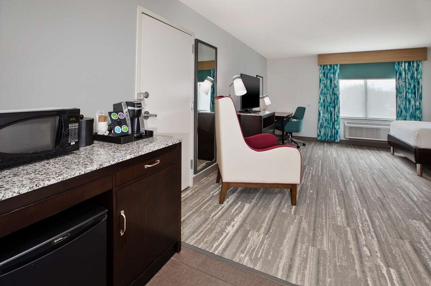 More Photos Of 1300 Cinema Way, Benton Harbor Hotel For Sale