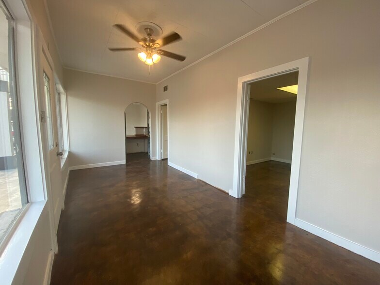More Photos Of 1543 W Summit Ave, San Antonio Showroom For Sale