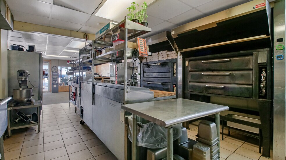 More Photos Of 613 E La Salle Ave, Barron Restaurant For Sale