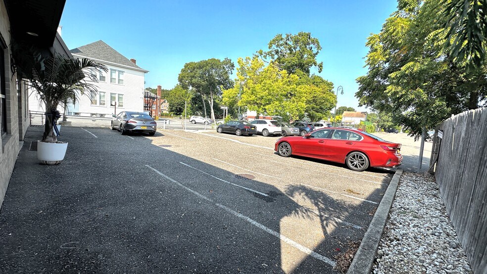 More Photos Of 1991 Smith St, Merrick Medical For Sale