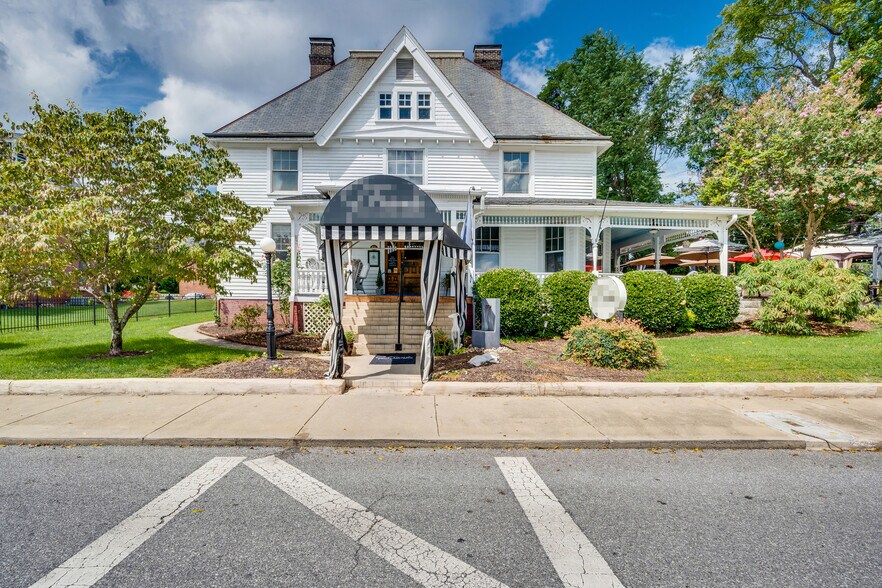 Primary Photo Of 412 6th St, Bristol Restaurant For Sale
