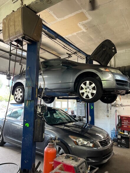 More Photos Of 2403 Mahoning Ave, Youngstown Auto Repair For Sale