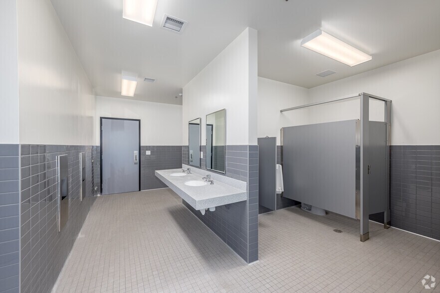 More Photos Of 19472 Cajon Blvd, San Bernardino Distribution For Lease