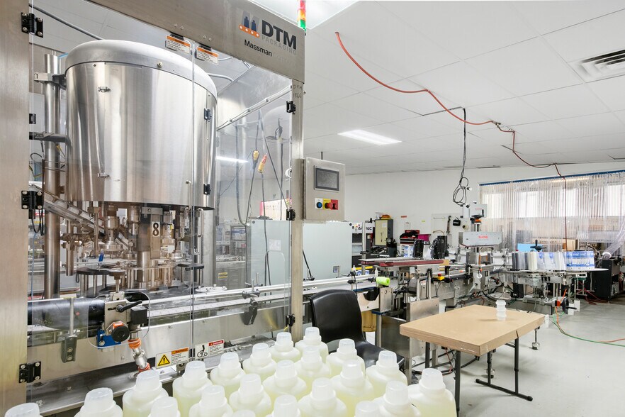 More Photos Of 97 S Red Willow Rd, Evanston Manufacturing For Lease