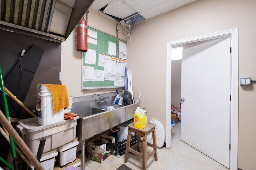 More Photos Of 2730 Meridian St, Bellingham Service Station For Sale