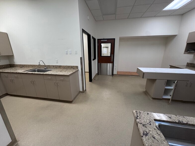 More Photos Of 7527 Draper Ave, La Jolla Medical For Lease