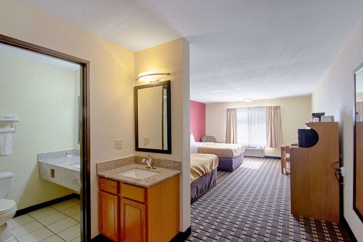 More Photos Of 833 N Frontage Rd, Wisconsin Dells Hotel For Sale