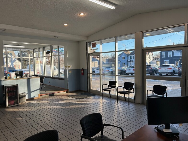 More Photos Of 745 Robert St S, Saint Paul Auto Dealership For Sale