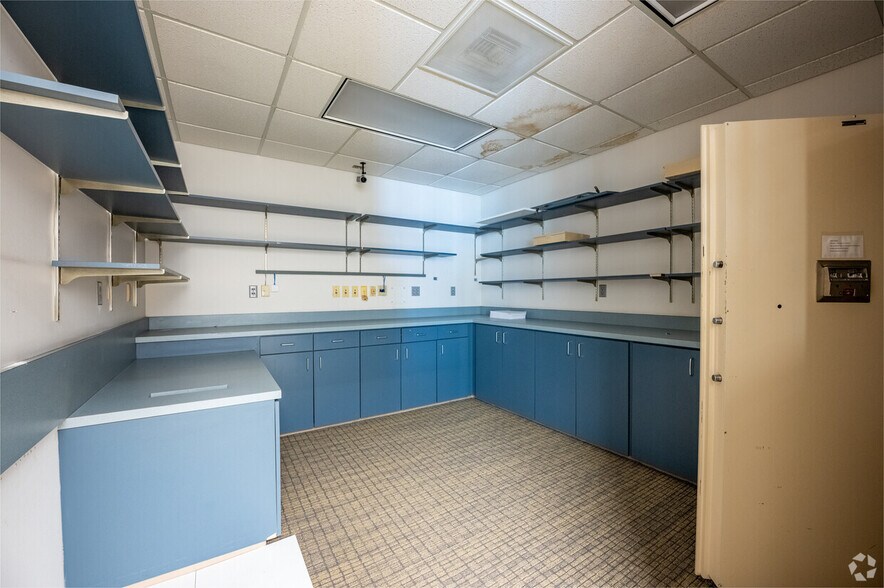 More Photos Of 15302 Amberly Dr, Tampa Bank For Lease