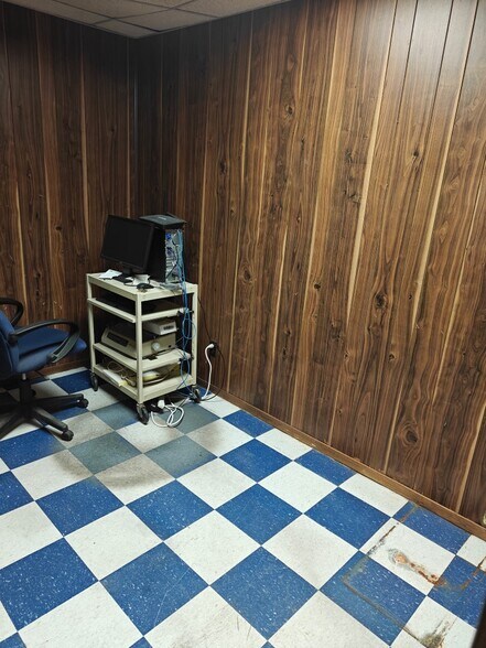 More Photos Of 908 W C St, McCook Auto Repair For Sale