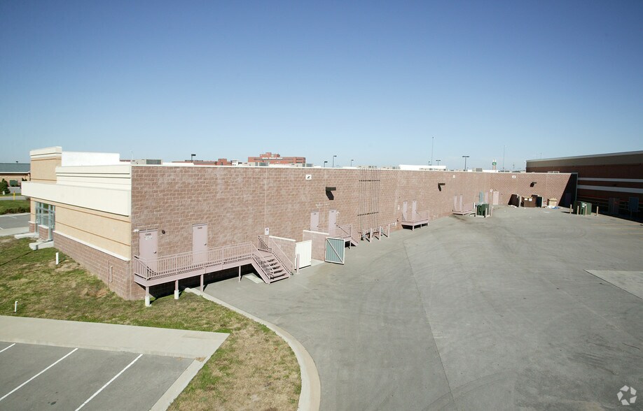 More Photos Of 15405-15455 S Rogers Rd, Olathe Restaurant For Lease