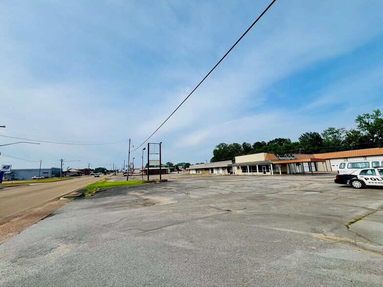 More Photos Of 504 N 2nd St, Booneville Auto Repair For Sale