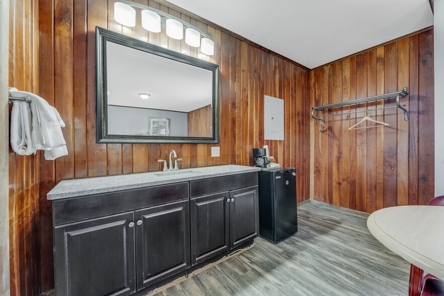 More Photos Of 21507 Seneca Trl, Marlinton Hotel For Sale