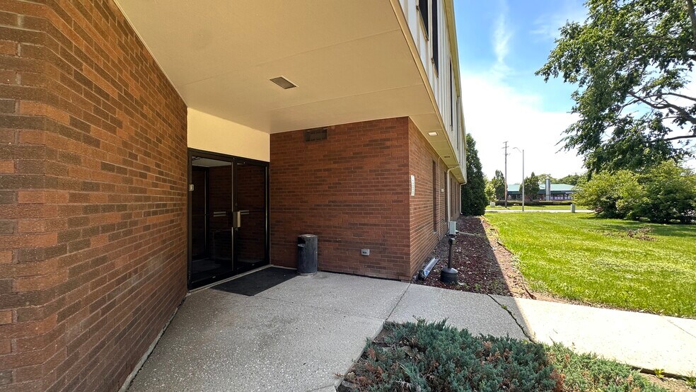 More Photos Of 684 W Boughton Rd, Bolingbrook Office For Lease