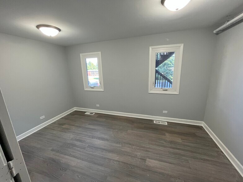 More Photos Of 126 W Maple Ave, Mundelein Apartments For Sale