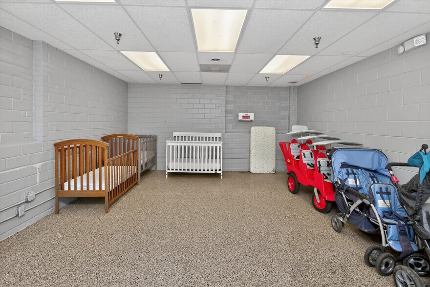 More Photos Of 1017 E 7th St N, Newton Office For Sale