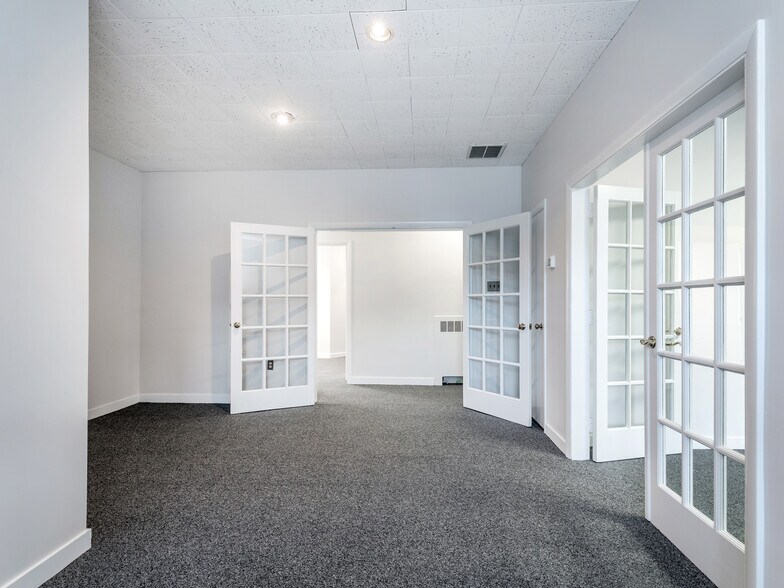 More Photos Of 9 Bryan Hall Plz, Washington Depot Bank For Lease