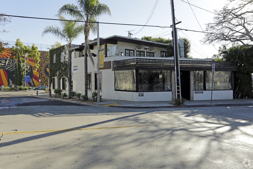 Primary Photo Of 616 N Robertson Blvd, West Hollywood Storefront Retail Office For Sale