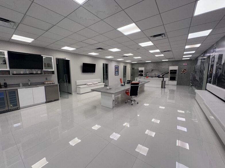 More Photos Of 10130-10188 NW 47th St, Sunrise Light Manufacturing For Sale