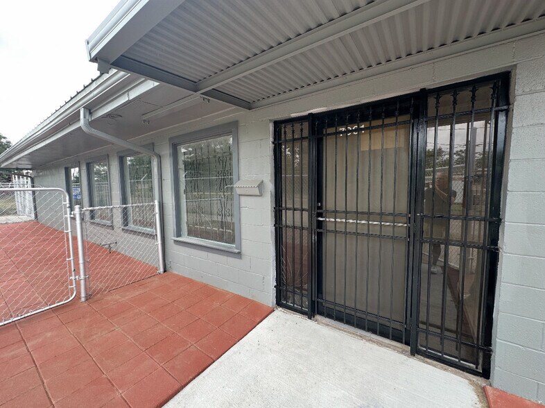 More Photos Of 7001 Weaver Rd, Houston Manufacturing For Lease