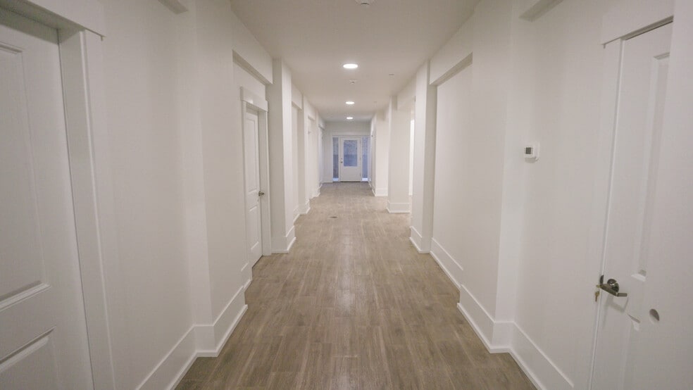 More Photos Of 550 N 1st St, Woodburn Office For Sale