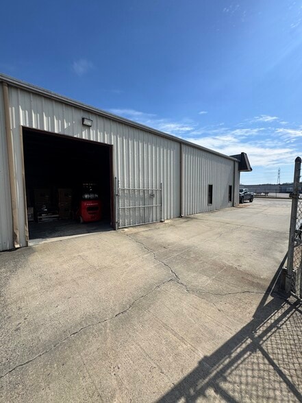 More Photos Of 5572 Export Blvd, Garden City Warehouse For Lease