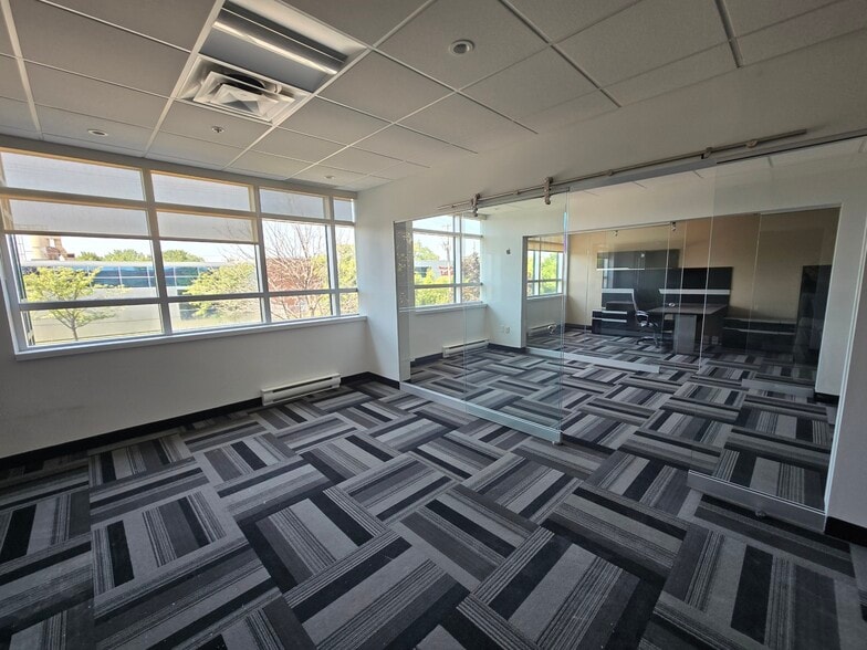 More Photos Of 2695 Av Dollard, Montréal Warehouse For Sale