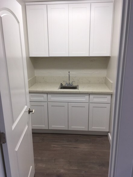 More Photos Of 14920 1/2 Burbank Blvd, Sherman Oaks Freestanding For Lease