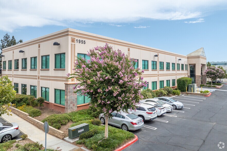 More Photos Of 1955 Chicago Ave, Riverside Office For Lease