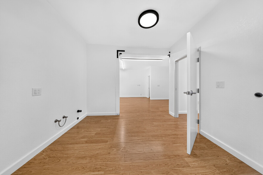 More Photos Of 19709 Ventura Blvd, Woodland Hills Office For Lease