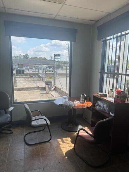 More Photos Of 751 Greenlawn Dr, Columbia Auto Repair For Lease