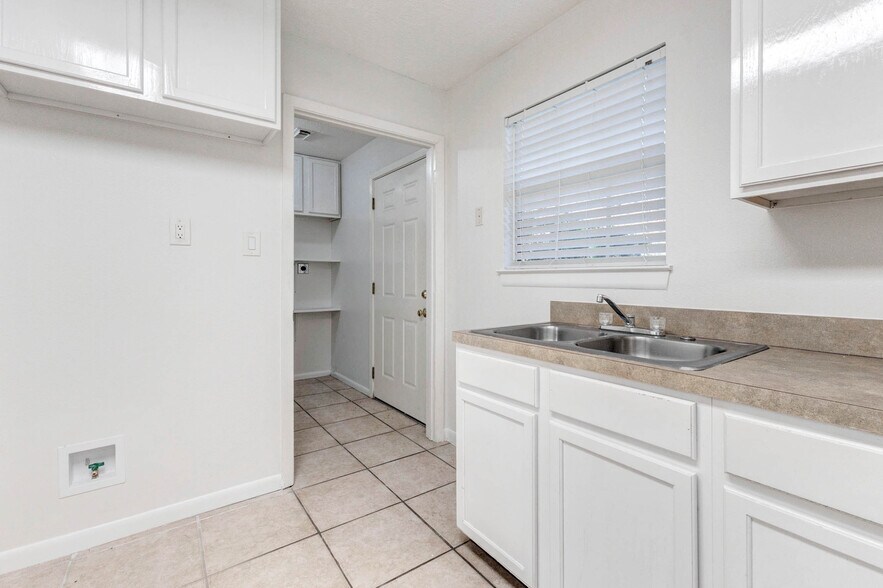 More Photos Of 1324 Avenue D, Katy Medical For Sale