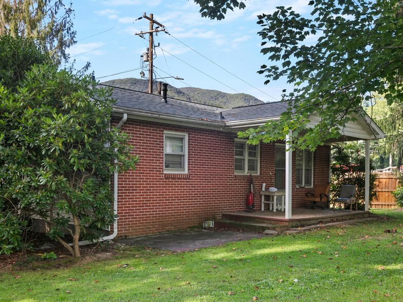 More Photos Of 2474 Soco Rd, Maggie Valley Hotel For Sale
