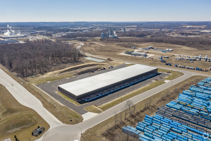 More Photos Of 2071 Phoenix Ave, Massillon Distribution For Lease