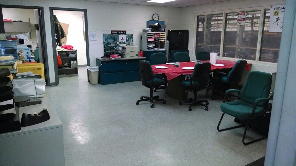 More Photos Of 420 Woodruff Rd, Joliet Warehouse For Lease