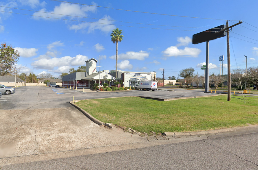 Primary Photo Of 2820 I-10 E, Beaumont Restaurant For Lease